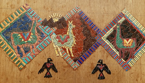Réalisation des motifs de lamas et de condors pour une table basse en mosaïque